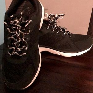 Vionic Tokyo Sneaker 8 wide Almost New!